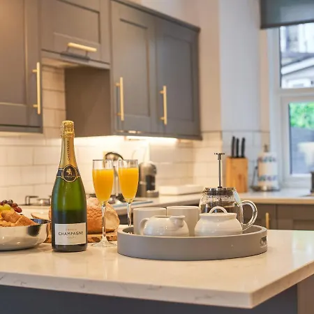 Lower Sheriff's Place Apartment *